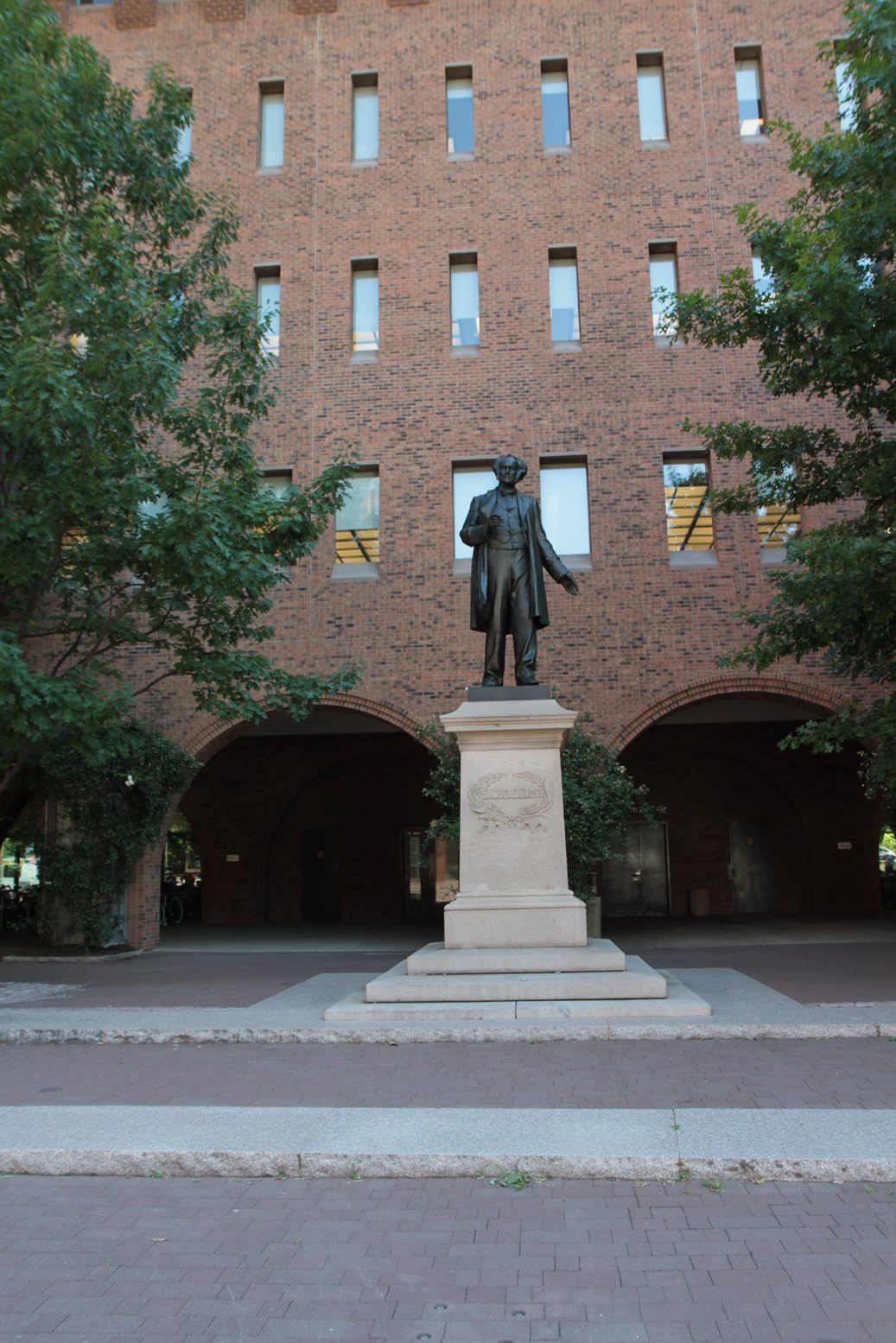 Samuel David Gross monument, Jefferson Medical School, Philadelphia - 02.JPG